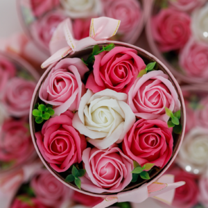 Ekskluzywny bukiet kwiatów mydlanych w eleganckim flowerboxie